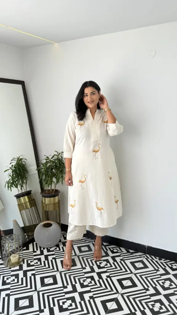 Elegant Kurta with Flamingo Motifs