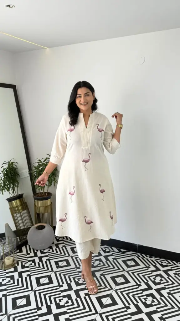 Elegant Kurta with Flamingo Motifs