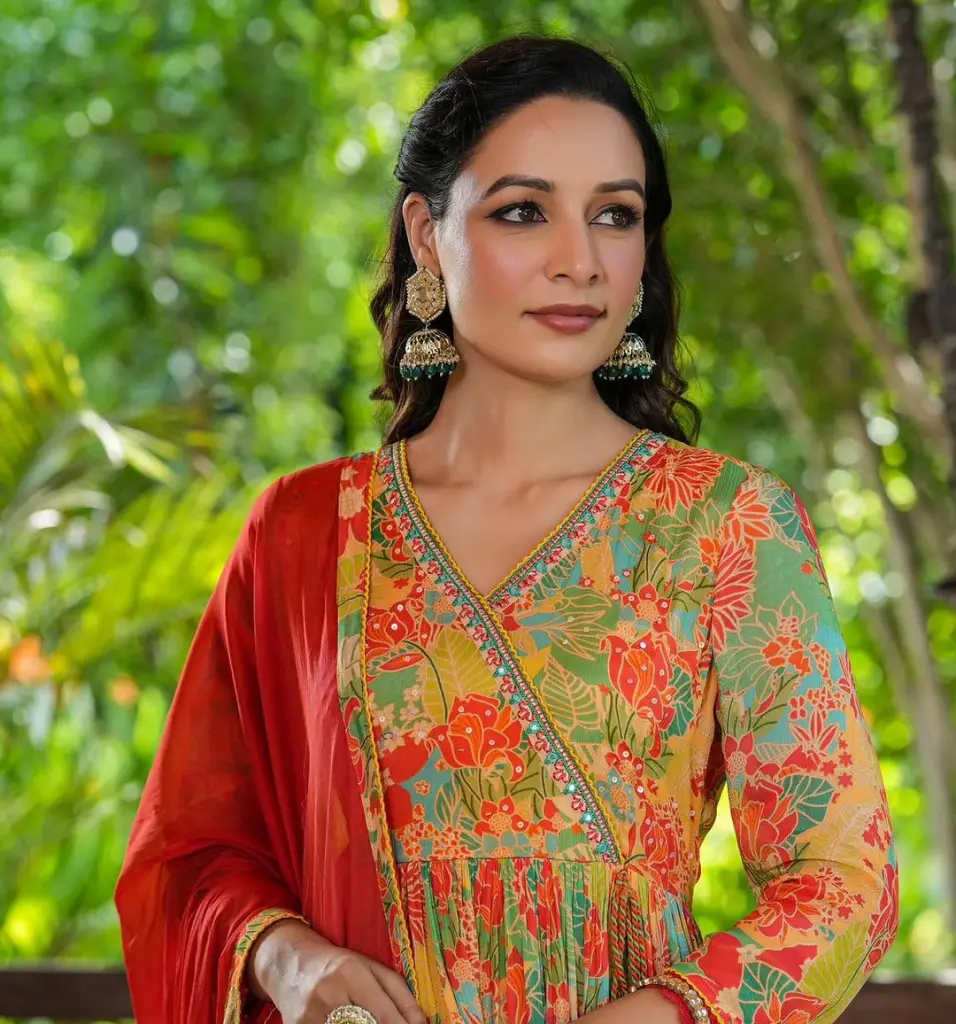 Muslin Alia Cut Embroidered Suit Set