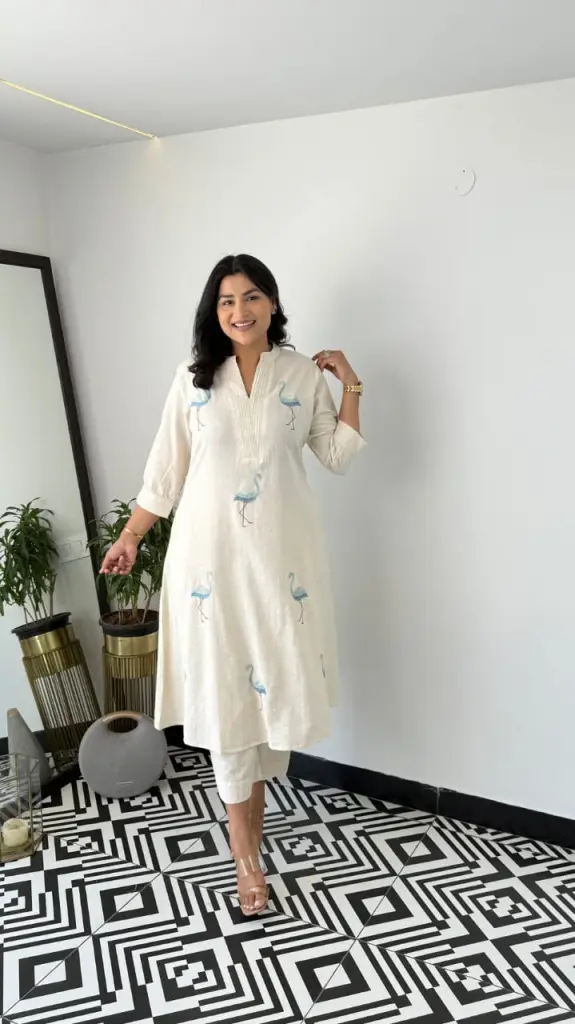 Elegant Kurta with Flamingo Motifs
